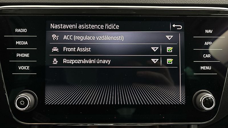 Škoda Superb 2.0 TDI DSG Style Combi - fotka 26 z 30