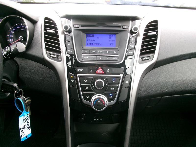 Hyundai i30 (2012) 1,6 16V KLIMA TEMP ČR - fotka 23 z 26
