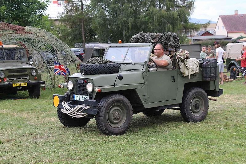 Majitel Tatry 128 František Zimmermann za volantem. Jeho vůz byl středem pozornosti vojenského kempu v Oseku u Duchcova.