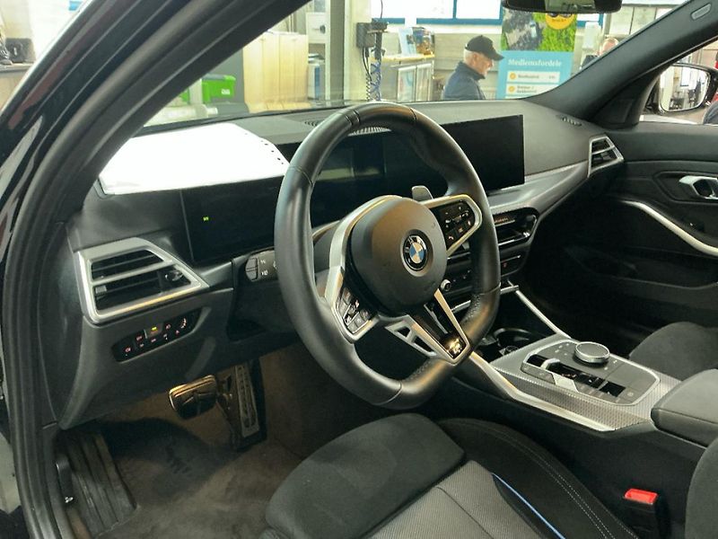 BMW Řada 3 330i xDrive Touring - fotka 9 z 16