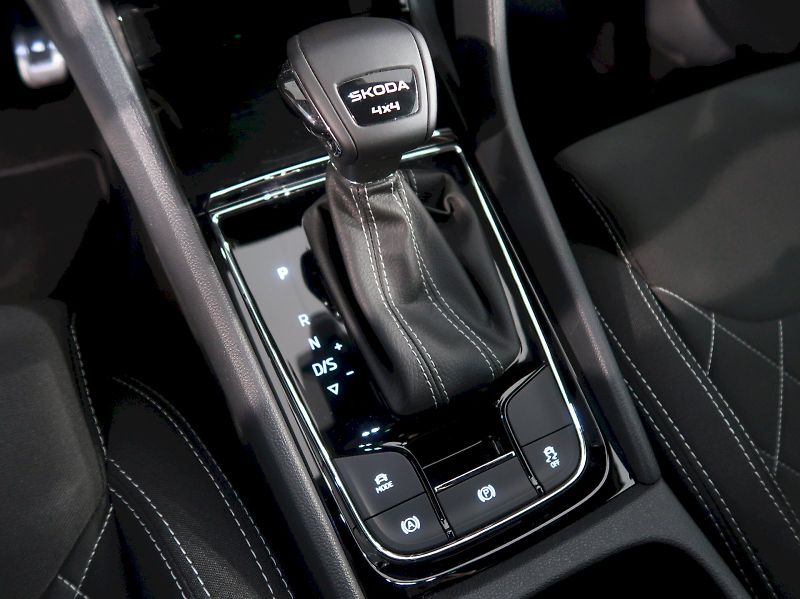 Škoda Karoq (2026) SPORTLINE 2.0TSI 140KW DSG - fotka 33 z 42