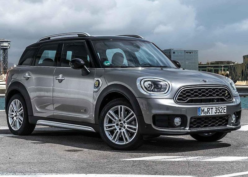 V Praze kromě elektromobilů zaparkují zdarma už jen hybridy do zásuvky.