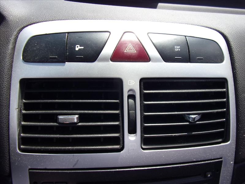 Peugeot 307 2,0 16V CC 100kW - fotka 20 z 28