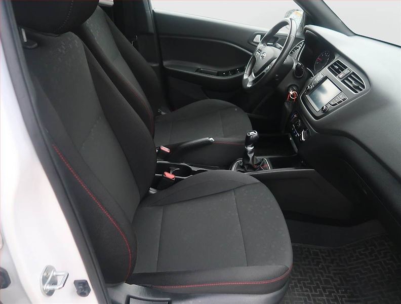 Hyundai i20 (2019) 1.2, Tempomat, Park. senzory - fotka 9 z 14
