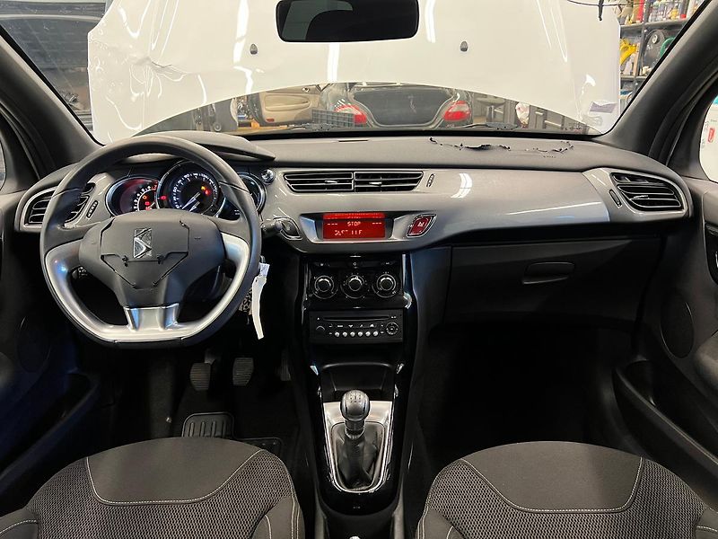 Citroën DS3 1.2 VTI 60kW - fotka 8 z 19