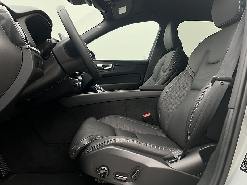 Volvo XC60 (2026) B5 AWD BLACK EDITION PLUS AUT - fotka 3 z 47