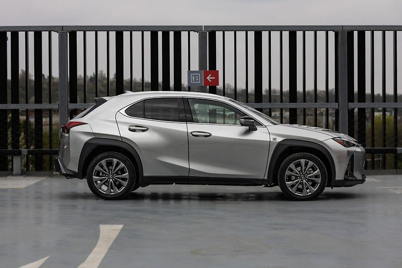 Lexus UX 250h 250H 2,0 HEV F SPORT DESIGN - fotka 7 z 22