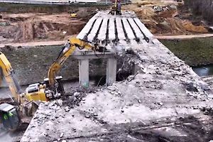 Demolice dálničního mostu nad řekou Svitavou v Brně.