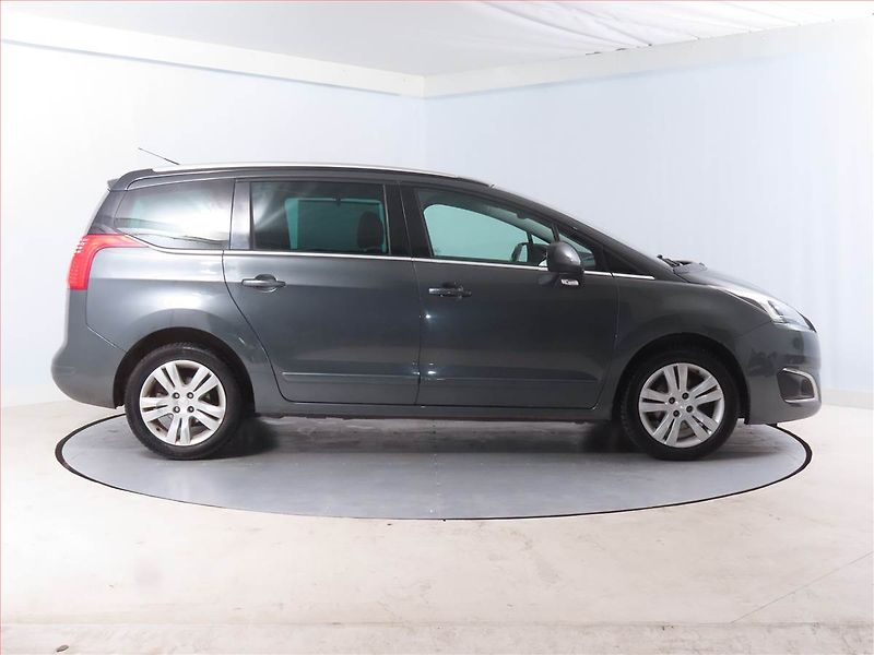 Peugeot 5008 (2015) 1.6 BlueHDi, Navi, Tempomat - fotka 6 z 15