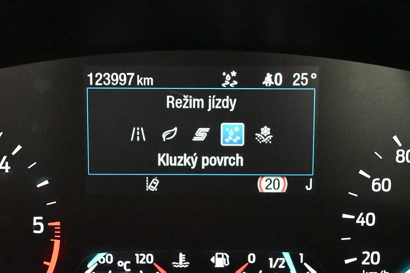 Ford Kuga (2020) 2.0 140 KW 4x4 8AT ECOBLUE TIT - fotka 24 z 31