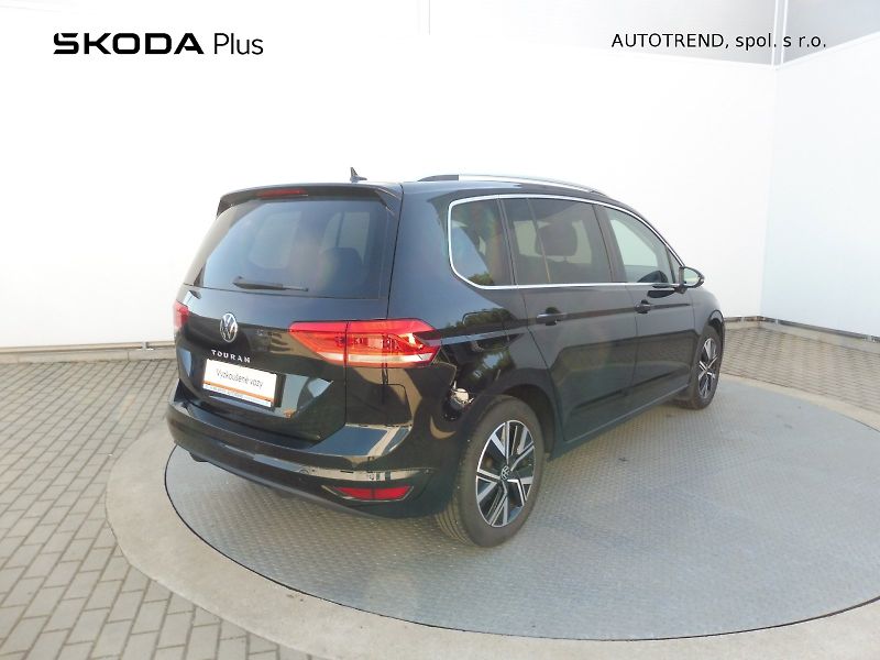 Volkswagen Touran (2022) Highline 1,5 TSI 110kW DSG - fotka 2 z 27
