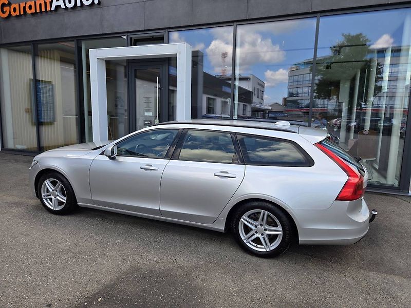 Volvo V90 (2018) D4 2.0 140kW - fotka 2 z 43