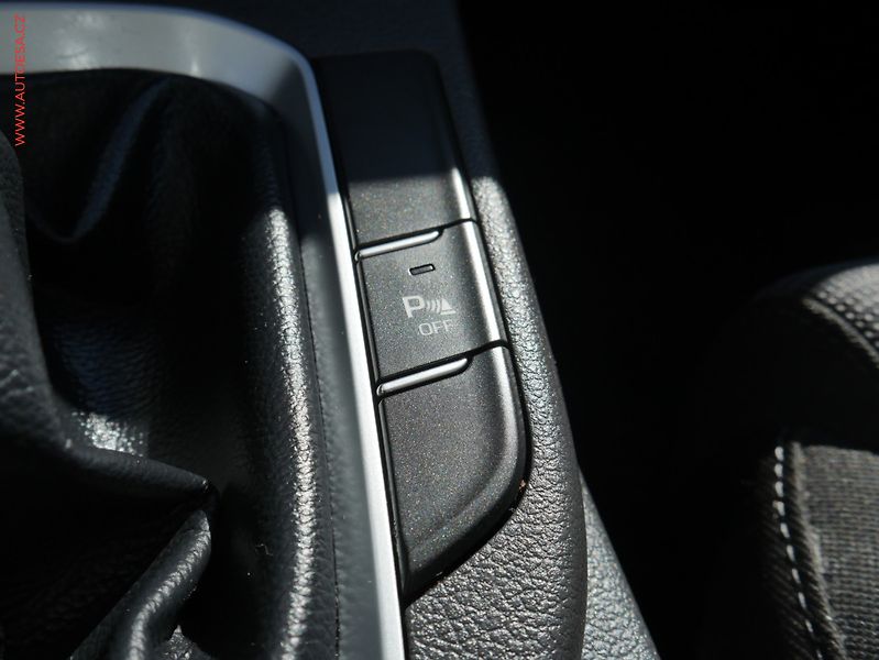 Hyundai i30 (2020) 1.5 DPi, 2.maj,ČR, AC, park - fotka 16 z 21