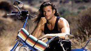 Herec Lorenzo Lamas s motocyklem Harley Davidson Springer Softail, jako Reno Raines, hlavní protagonista seriálu Odpadlík.