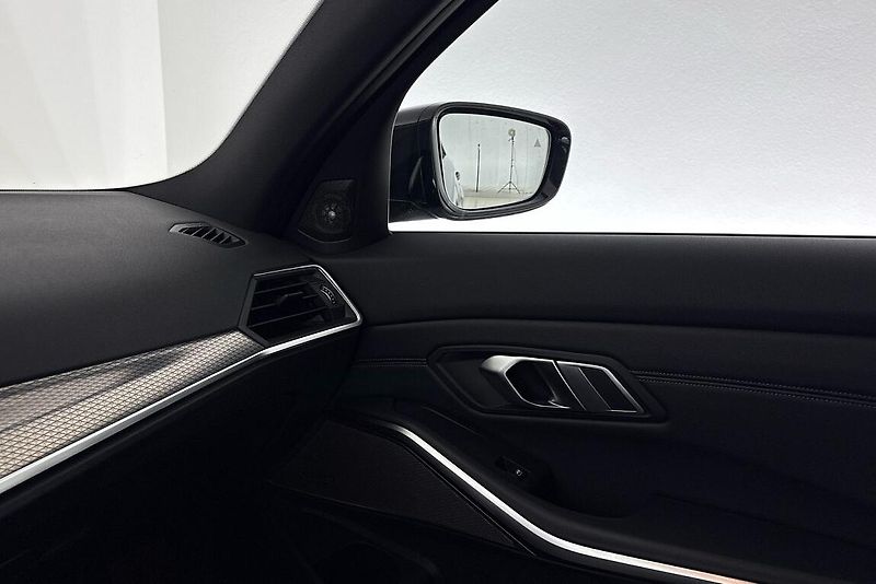 BMW Řada 3 řady 3 | 330d xDrive - fotka 18 z 27
