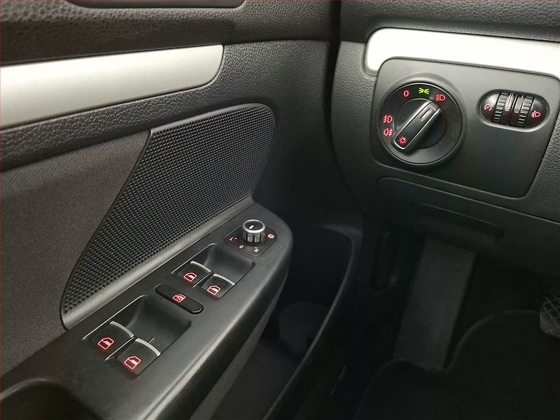 Volkswagen Golf (2010) 1.6 TDI, po STK, Tažné - fotka 15 z 15