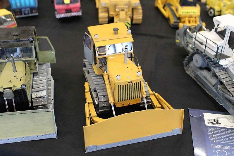 Papírový model buldozeru Caterpillar.