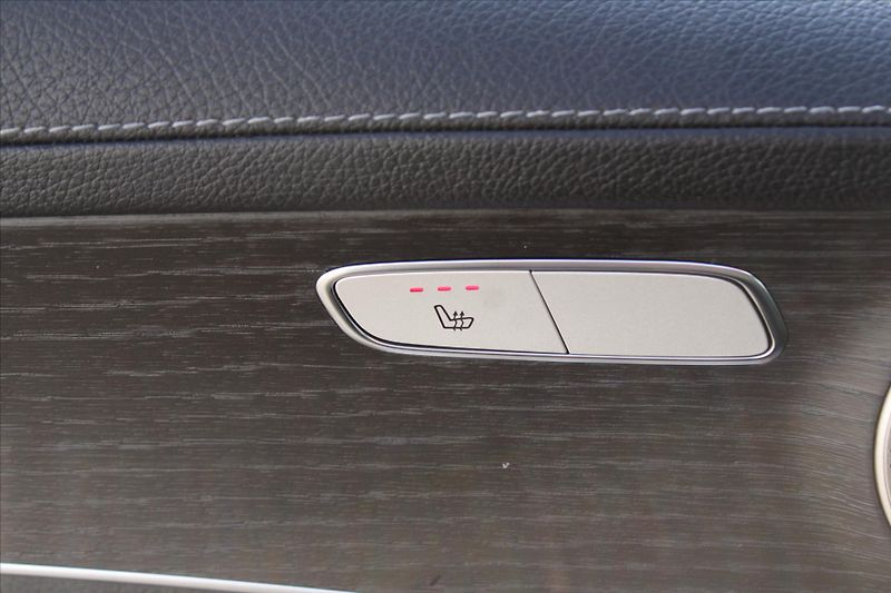 Mercedes-Benz GLC 300 4MATIC COUPE AMG 1.MAJ. ČR - fotka 29 z 32