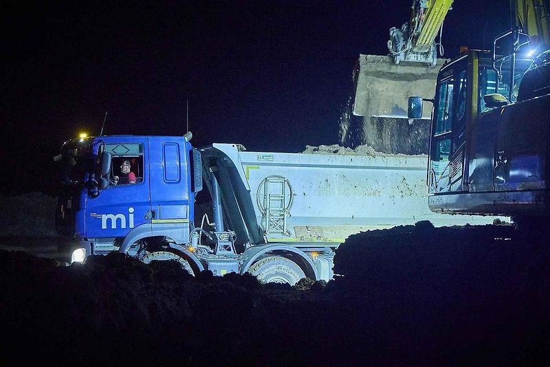 Na stavbě dálnice D11 se pracuje i za tmy.