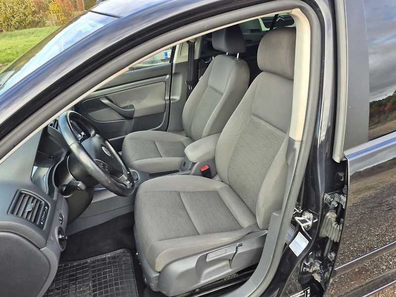 Volkswagen Golf (2008) 1.9Tdi 77kw - fotka 15 z 21