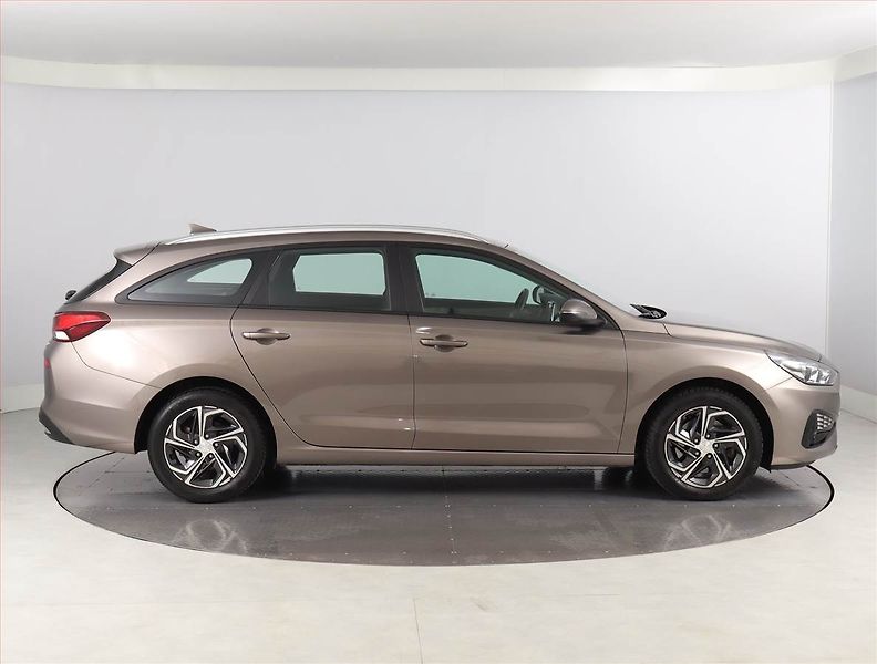 Hyundai i30 (2021) Comfort 1.6 CRDi, Serv.kniha - fotka 6 z 19
