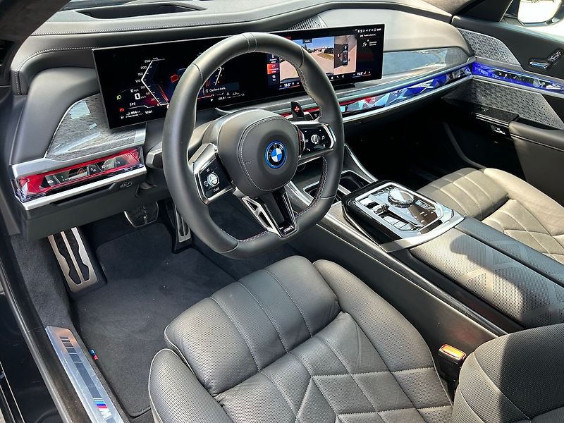 BMW Ostatní M760e xDrive, B&W Diamond TOP - fotka 33 z 35