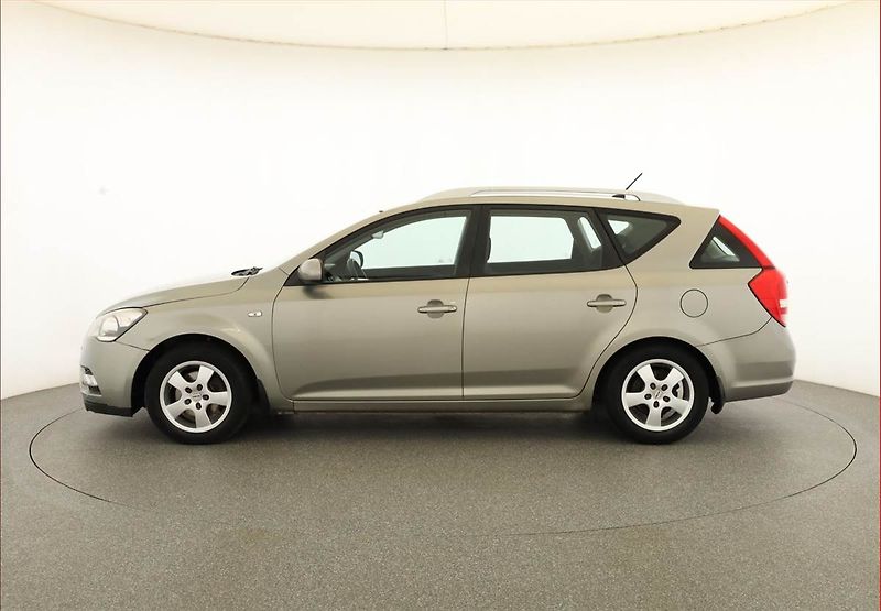 Kia Ceed (2011) 1.6 CVVT, po STK, Tažné - fotka 3 z 13