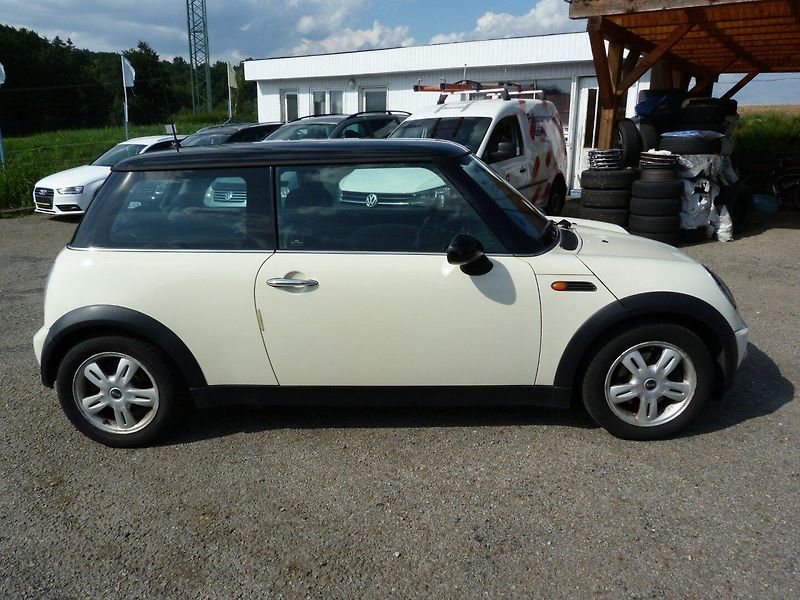 Mini Cooper 1.6 i 85 kw - fotka 4 z 17