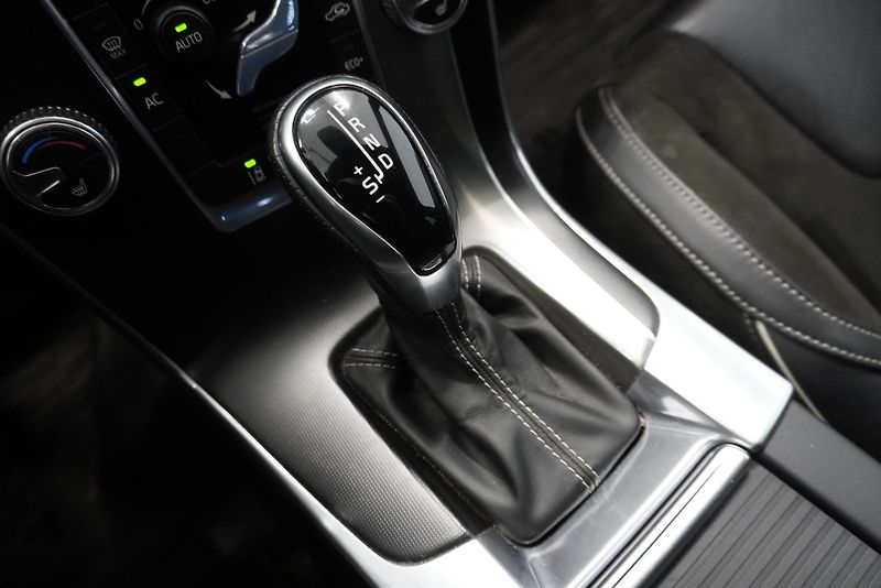 Volvo V60  2,0 T4 R-DESIGN AUTOMAT - fotka 22 z 33