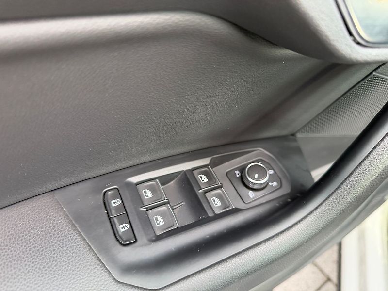 Volkswagen Touareg R-line  210kW Tažné - fotka 7 z 22