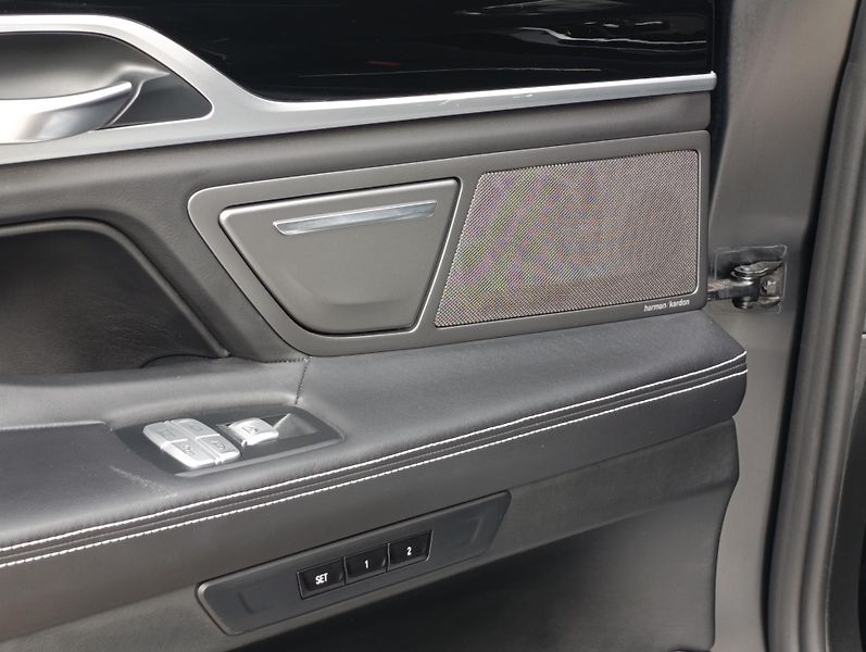 BMW Řada 7 750Ld BLACK FIRE ČR 1.MAJ - fotka 43 z 49