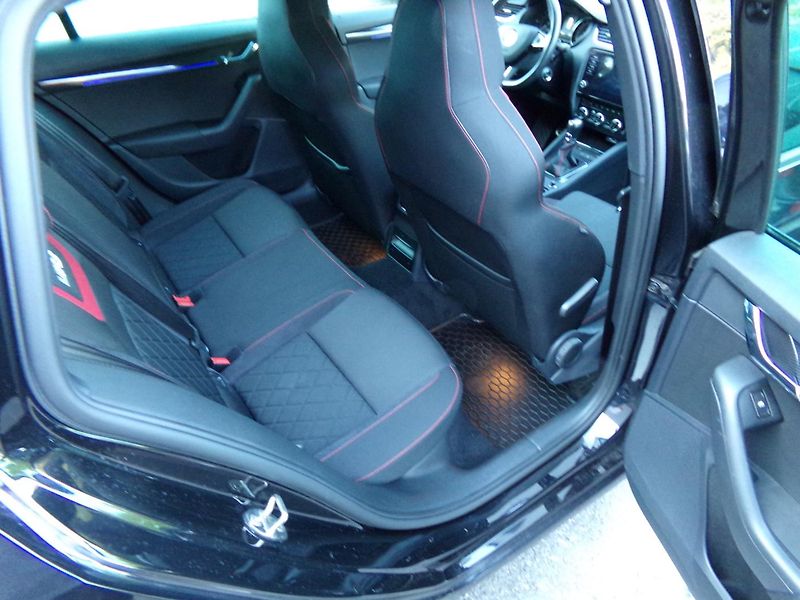 Škoda Octavia 2,0 COMBI RS 135kW BLACK EDITI - fotka 19 z 24