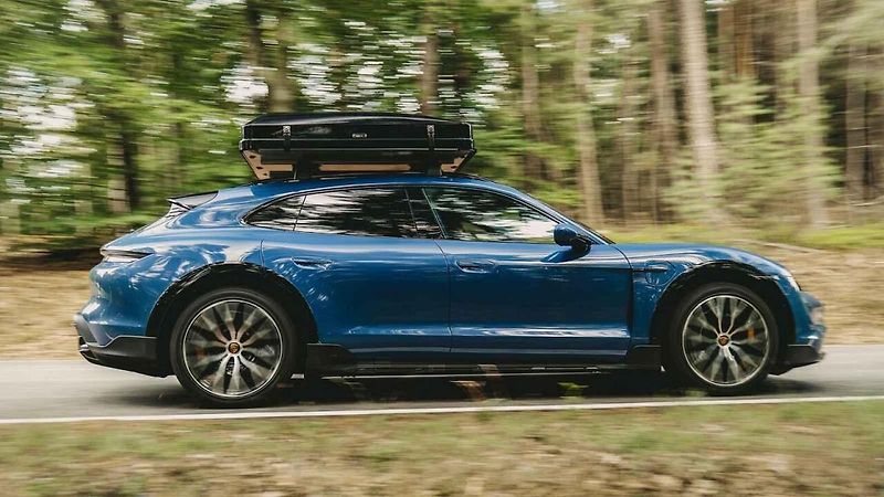 Majitelé vybraných modelů Porsche mohou kempovat v přírodě díky střešním stanům.
