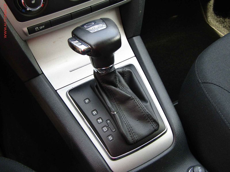 Škoda Octavia (2012) 2.0TDi, ČR, DSG, STK4/28 - fotka 15 z 20
