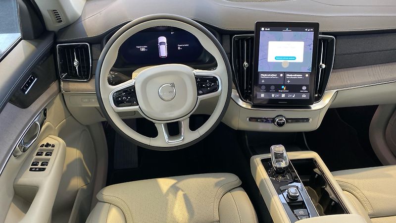 Volvo XC90 (2025) PLUS DARK, T8 AWD, 228+107 kW - fotka 9 z 15