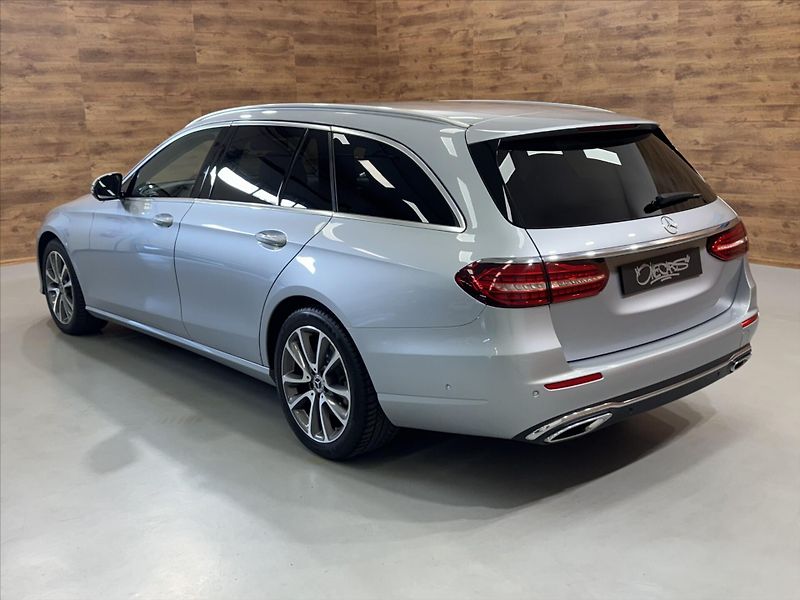 Mercedes-Benz Třídy E 400d AIRMATIC 4MATIC LED - fotka 2 z 27