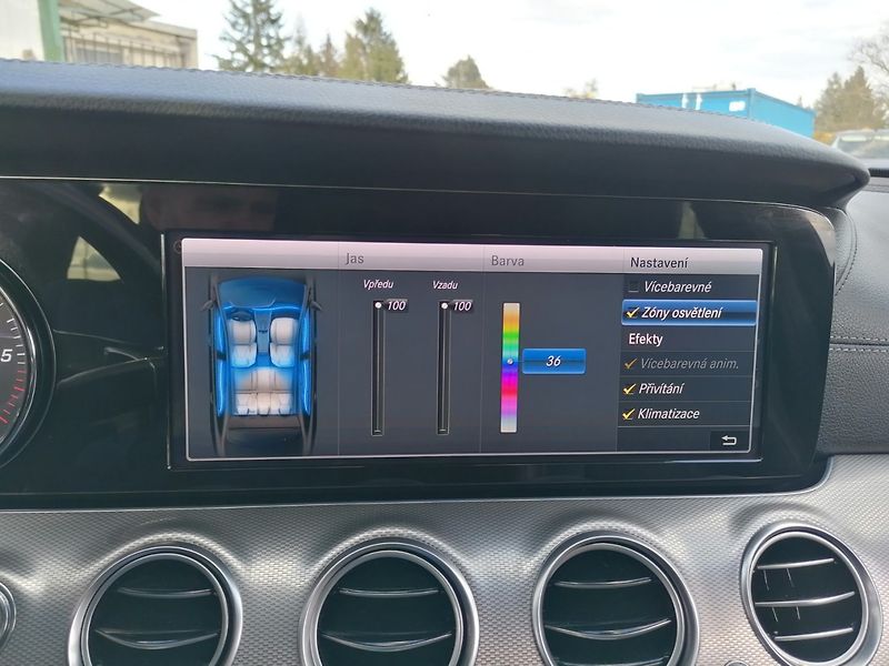 Mercedes-Benz Třídy E (2019) 200D AMG - fotka 13 z 35