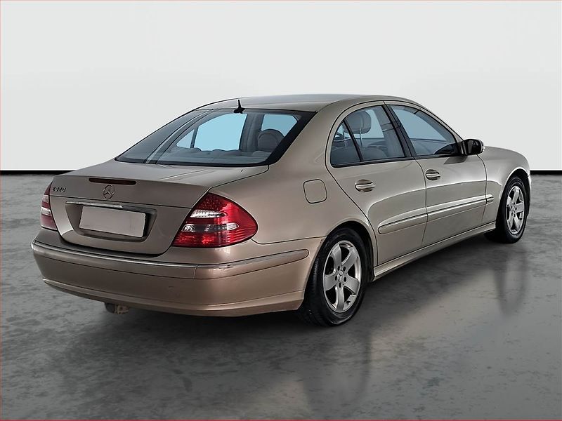 Mercedes-Benz Třídy E (2002) E 320 , Automat, po STK, Tažné - fotka 5 z 18