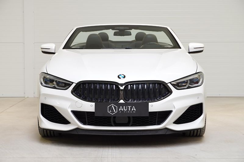 BMW Řada 8 BMW 850i Xdrive cabrio - fotka 2 z 44