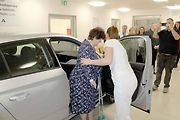 Před zraky novinářů si nastupování a vystupování vyzkoušela Jiřina Vaňková, která je po operaci kyčle.