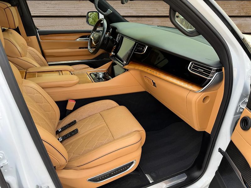 Jeep Grand Wagoneer (2022) + SERIES III + DPH + FULL + - fotka 9 z 36