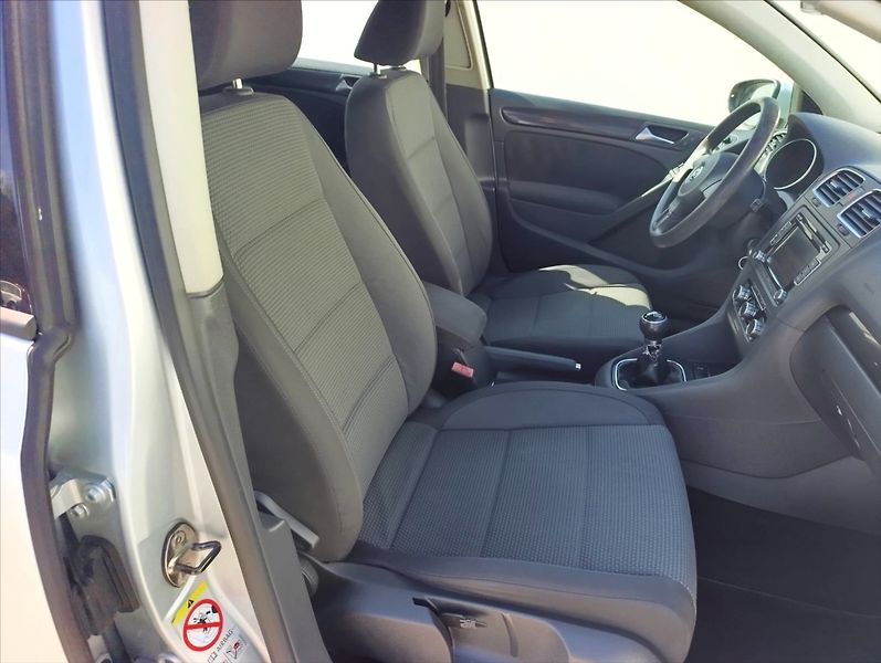 Volkswagen Golf 1,6 TDi Klimatizace Tempomat - fotka 25 z 27