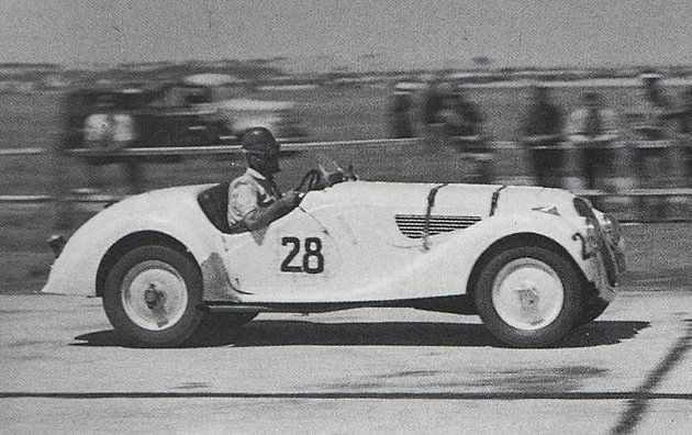 Jezdec Frank Pratt s BMW 328 při Grand Prix Austrálie v roce 1948., zdroj: Wikimedia Commons, volné dílo