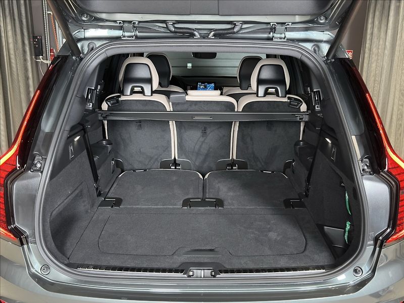Volvo XC90 (2026) 2,0 T8  Plus Dark - fotka 12 z 37