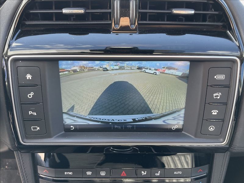 Jaguar F-Pace 3,0 d 221kw AWD Aut. DPH - fotka 18 z 37