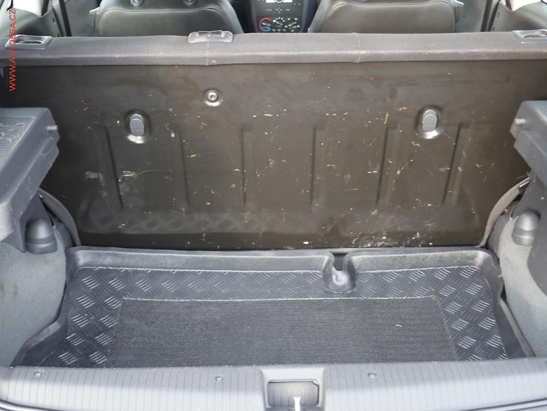 Opel Corsa (2005) 1.0i, AC, tažné - fotka 8 z 17