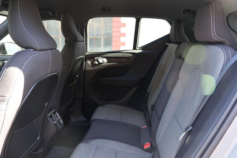 Volvo XC40 (2024) Plus, B3 Mild hybrid, Benzín,  - fotka 8 z 20