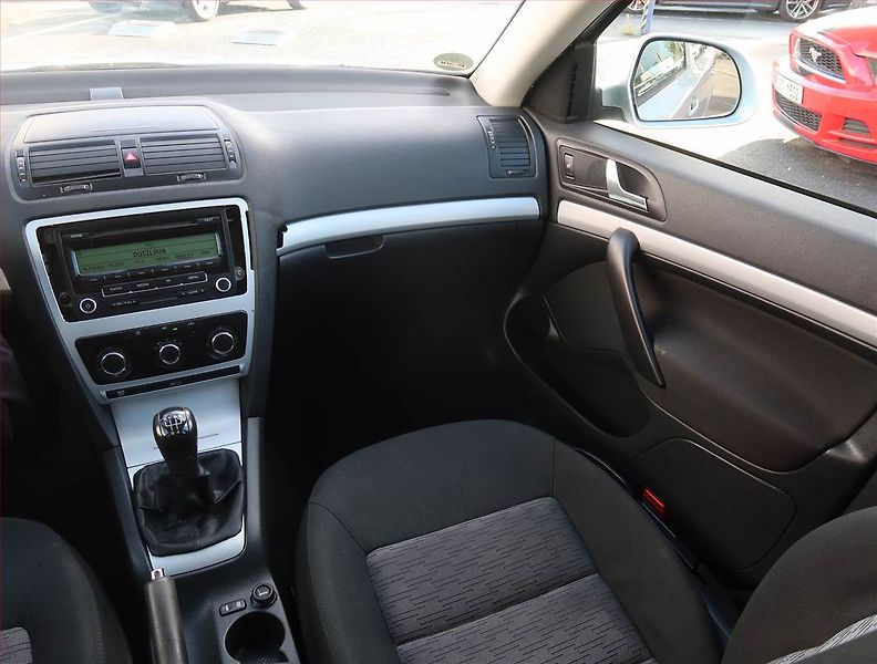 Škoda Octavia (2009) Ambiente 1.9 TDI, Serv.kniha - fotka 8 z 18