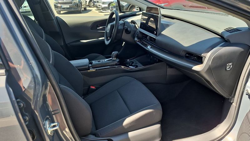 Toyota Prius 2.0PHEV Prestige Skyview - fotka 11 z 30