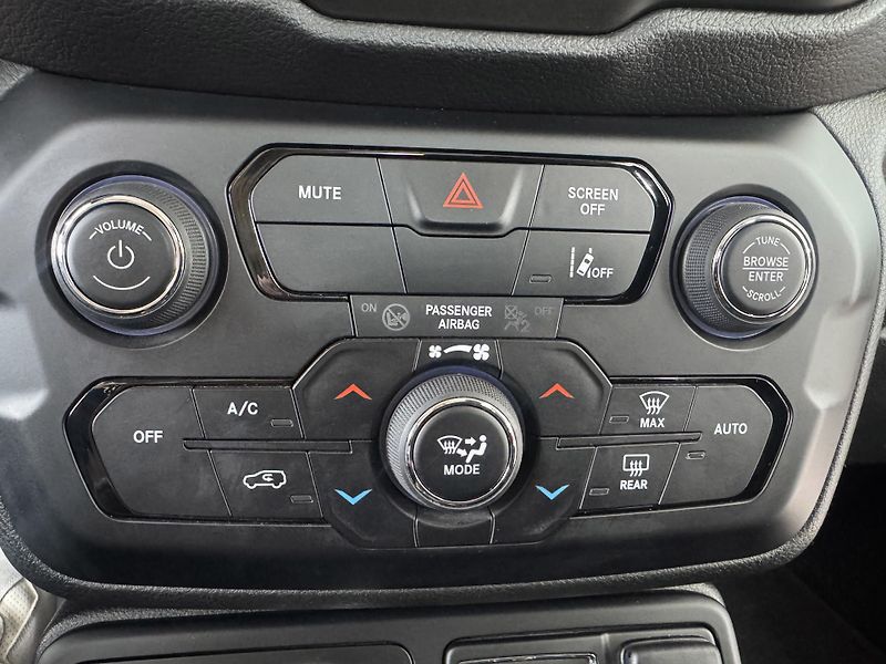 Jeep Renegade 1,3T 4xe*AWD*Distronic*Kamera - fotka 21 z 34